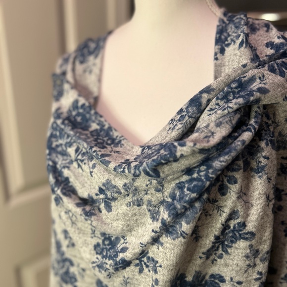 👩🏽🍼BEST NURSING SWEATER EVER. Size M Jessica Simpson. Multiple ways to wear. - Picture 4 of 15